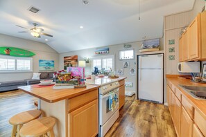 House (2 Bedrooms) | Interior - 1 Mi to Marina: Cozy Angler's Cottage in Rockport (Rockport)