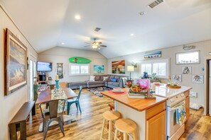 House (2 Bedrooms) | Interior - 1 Mi to Marina: Cozy Angler's Cottage in Rockport (Rockport)