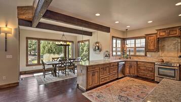 House (4 Bedrooms) | Interior