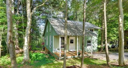 Adirondacks Cabin w/ Fire Pit on Otter Lake!