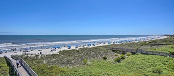 Isle of Palms Beachfront Condo w/ Balcony & Pool!