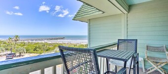 Beachfront Isle of Palms Condo w/ Balcony & Pool!
