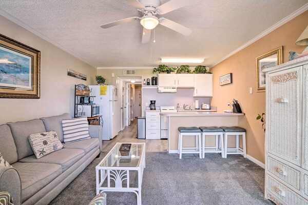 Beachfront Isle Of Palms Condo W/ Balcony & Pool! - Isle of Palms, SC