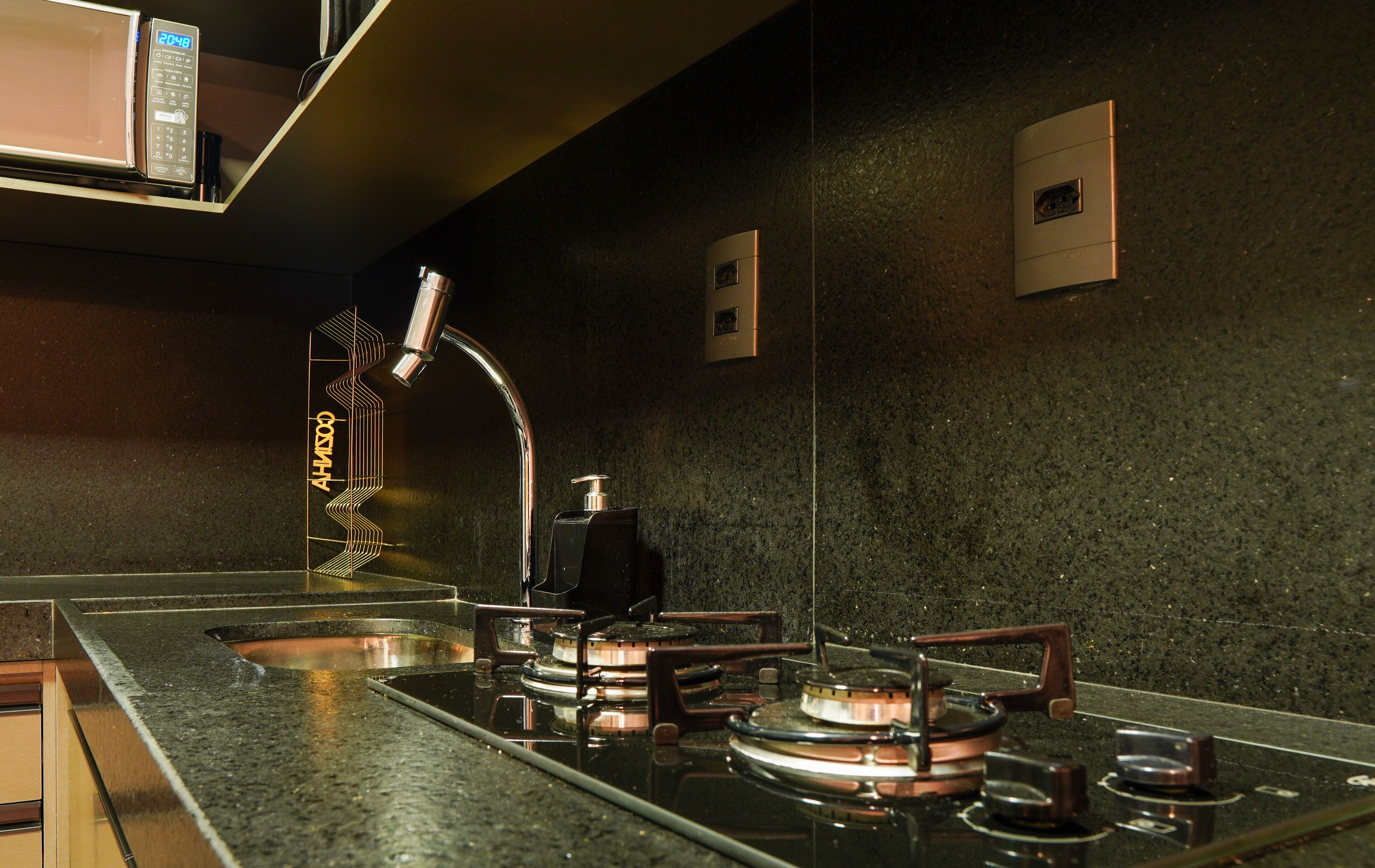 Estudio Premier | Cocina privada | Frigorífico, microondas, utensilios de cocina y mesa de comedor