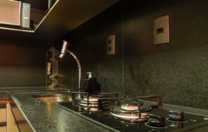 Refrigerador, microondas, utensilios de cocina, mesa de comedor