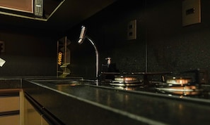 Studio Premier | Bếp riêng | Tủ lạnh, lò vi sóng, dụng cụ nấu nướng/bát dĩa/dao nĩa, bàn ăn