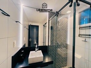 Basic Apartment | Bathroom | Shower, towels, soap, shampoo - One Way (João Pessoa)