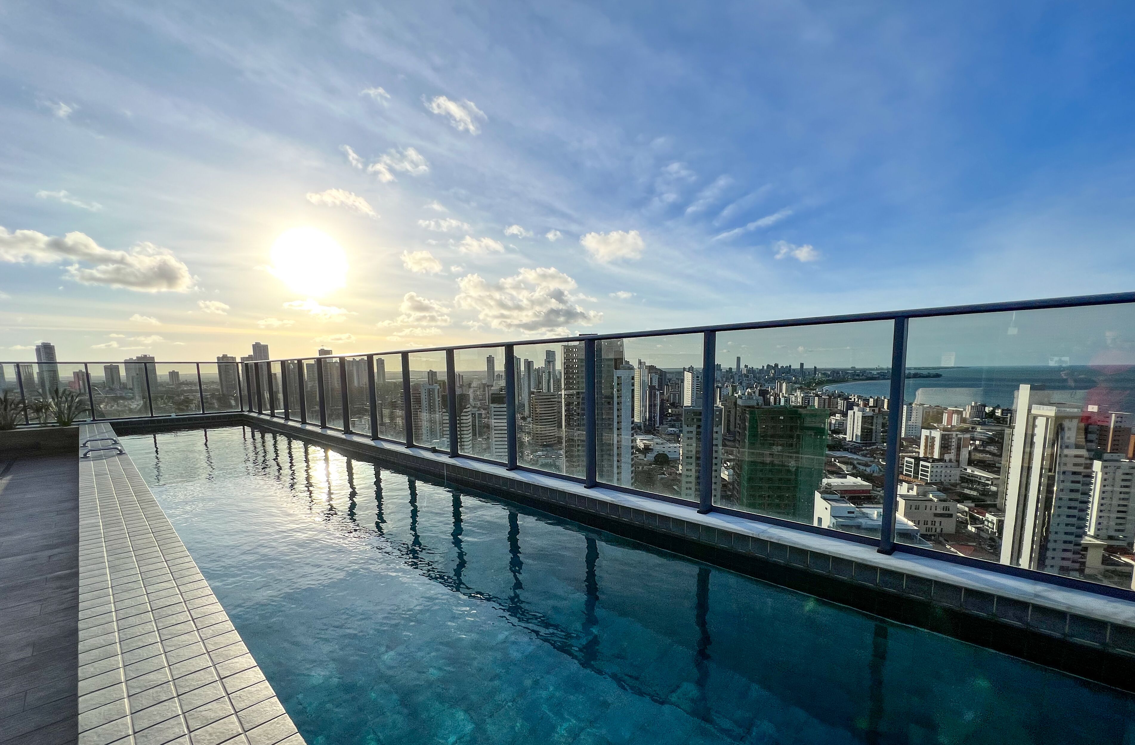 Una piscina infinita en la azotea con vistas a la ciudad.