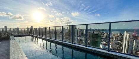 Una piscina infinita en la azotea con vistas a la ciudad.