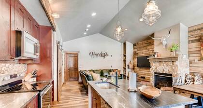 2 Blocks To Grand Lake: Downtown Western Cabin!