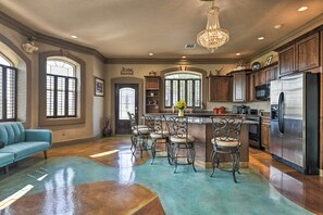 المنشأة من الداخل