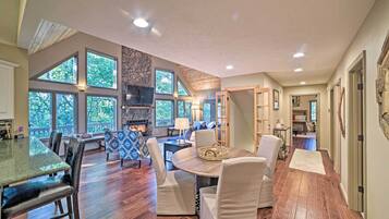 House (5 Bedrooms) | Interior