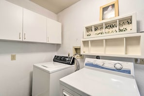 House (2 Bedrooms) | Interior - Charming Port Charlotte Home w/ Lanai & Pool! (Port Charlotte)