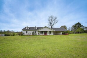 House (5 Bedrooms) | Front of property - Quiet Marion Getaway With Fireplace! (Marion)