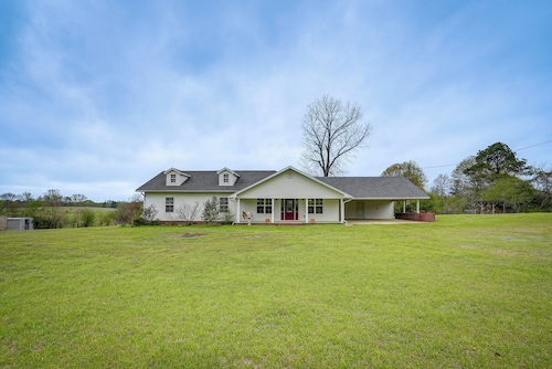 Quiet Marion Getaway With Fireplace!