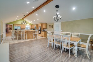 House (5 Bedrooms) | Interior