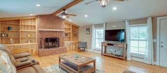 Quiet Marion Getaway With Fireplace!