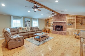 House (5 Bedrooms) | Interior