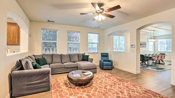 Maison (3 Bedrooms) | Coin séjour | Télévision, cheminée, table de tennis de table