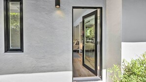 Una casa moderna con un amplio ventanal que da a una sala de estar.