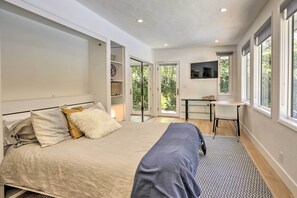 A modern bedroom with a large bed, a desk, and a TV. - Menlo Park HQ Near Stanford & Intl Soccer Matches (Menlo Park)