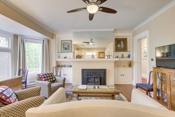 Maison (3 Bedrooms) | Coin séjour | Télévision, cheminée