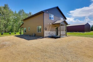 A two-story house with a front porch and a garage. - Creek Access + Fire Pit! Red Lodge Family Retreat (Red Lodge)