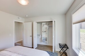Une chambre à coucher avec un lit, une armoire et une fenêtre.