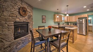 Private kitchen - Midtown Lodge: Walk to Shop Historic Downtown (Ruidoso)