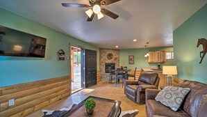 Living area - Midtown Lodge: Walk to Shop Historic Downtown (Ruidoso)