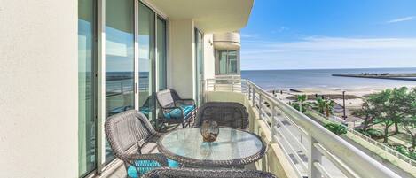 Appartement (2 Bedrooms) | Restauration en plein air