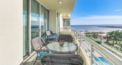 Beachside Biloxi Club Condo: Balcony w/ Ocean View
