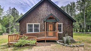 A wooden cabin with a porch and a small deck. - Hidden Gem Cottage' Near Blue Hill Peninsula (Brooklin)
