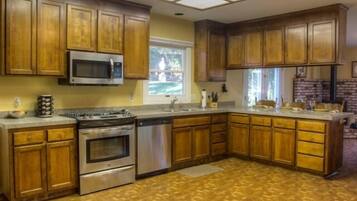 Rumah (2 Bedrooms) | Dapur pribadi | Microwave, mesin pencuci piring, bumbu, dan pembuat es