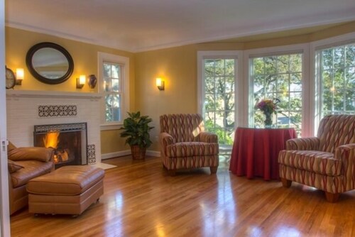 Historic Petaluma Vacation Rental on 1860s Farm!