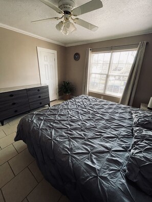 2 slaapkamers, een strijkplank/strijkijzer, gratis wifi, beddengoed