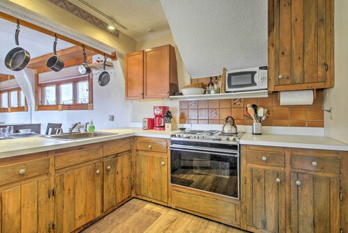 Condo w/ Hot Tub, 5 Mi to Cranmore Mountain!