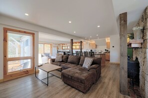 Interior - Hot Tub & Moat Mtn Views: North Conway Townhouse (North Conway)