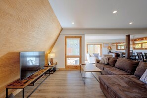 Interior - Hot Tub & Moat Mtn Views: North Conway Townhouse (North Conway)