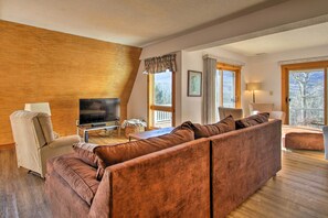 Apartment (3 Bedrooms) | Interior - Hot Tub & Moan Mtn Views: North Conway Townhouse (North Conway)
