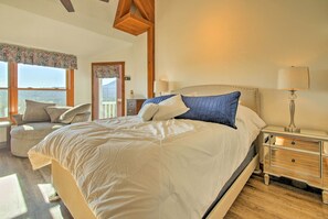 Apartment (3 Bedrooms) | Interior - Hot Tub & Moat Mtn Views: North Conway Townhouse (North Conway)