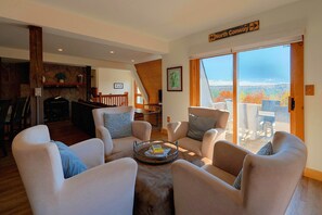 Interior - Hot Tub & Moat Mtn Views: North Conway Townhouse (North Conway)