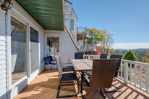 Interior - Hot Tub & Moat Mtn Views: North Conway Townhouse (North Conway)
