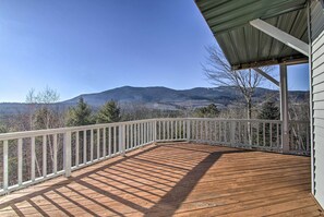 Apartment (3 Bedrooms) | Interior - Hot Tub & Moan Mtn Views: North Conway Townhouse (North Conway)