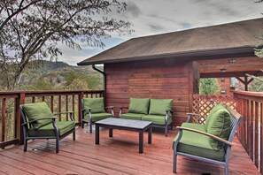 Interior - Luxe Cabin w/ Covered Pool + Smoky Mountain Vistas (Sevierville)