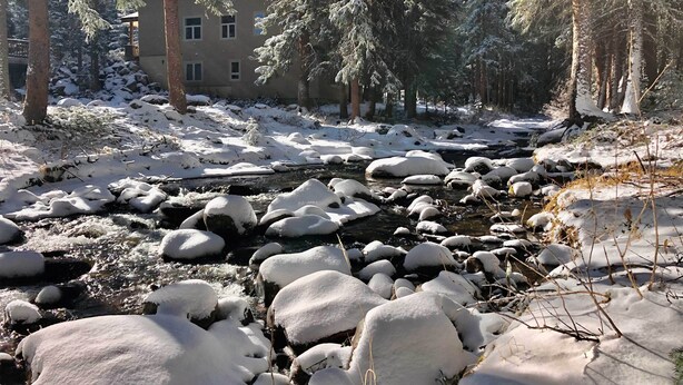 Paesaggio innevato con un edificio sullo sfondo.
