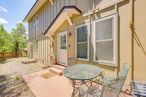 Cozy-chic Condo w/ Mtn Views: 3 Mi to Slopes!