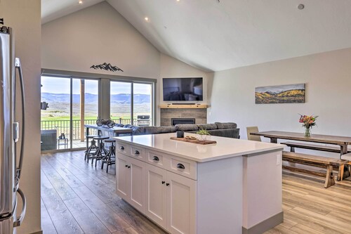 3 Mi to Granby Ranch: Townhome w/ Balcony & Views