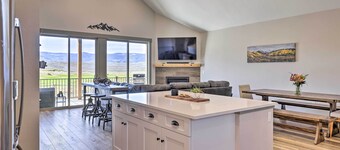 3 Mi to Granby Ranch: Townhome w/ Balcony & Views