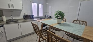 Jääkaappi, mikroaaltouuni, uuni, kahvin-/teenkeitin